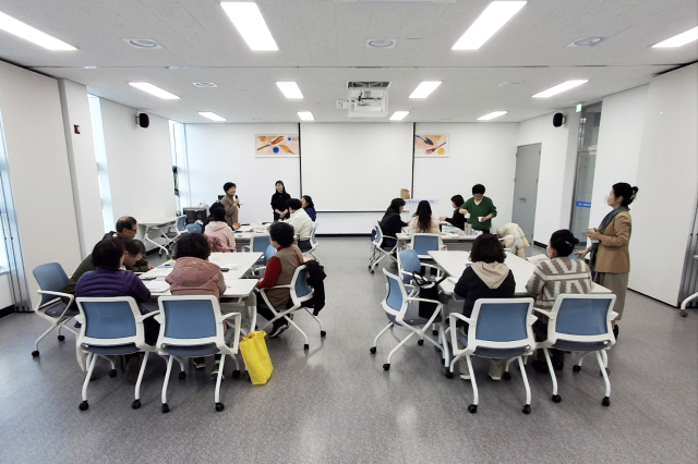청송군농업기술센터에서 지난 3월 13일부터 이달 5일까지 농업인 일자리 창출 전문기능교육의 하나로 노인미술지도사 2급 자격과정을 개설해 운영했다. 이 자격과정을 수료한 지역주민 21명이 최근 자격증을 전원 취득한 것으로 알려졌다. 청송군 제공