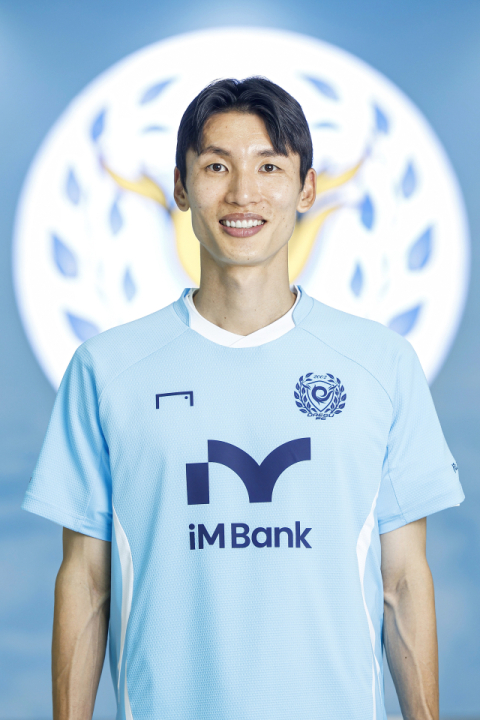 새롭게 대구FC 유니폼을 입은 미드필더 정현철. 대구FC 제공