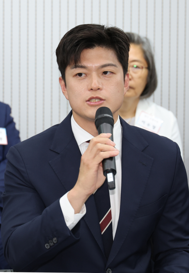 국민의힘 김용태 비상대책위원장이 10일 서울 여의도 중앙당사에서 열린 비상대책위원장 주재 원외당협위원장 간담회에서 발언하고 있다. 연합뉴스