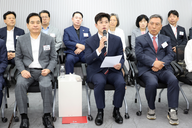 국민의힘 김용태 비상대책위원장이 10일 서울 여의도 중앙당사에서 열린 비상대책위원장 주재 원외당협위원장 간담회에서 발언하고 있다. 연합뉴스