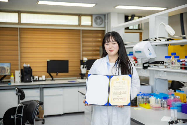 2025 한국바이오칩학회 춘계학술대회에서 최우수 포스터 발표상을 수상한 영남대 화학공학과 석사과정 박채희 학생. 영남대 제공