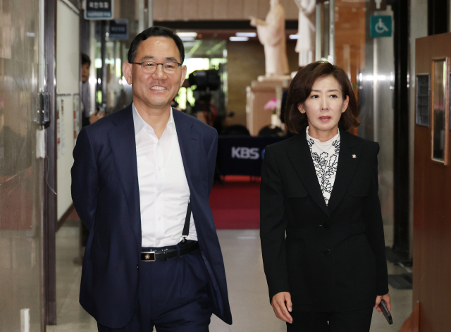 국민의힘 주호영, 나경원 의원이 9일 서울 여의도 국회에서 열린 4선 이상 의원 회의에 참석하고 있다. 연합뉴스