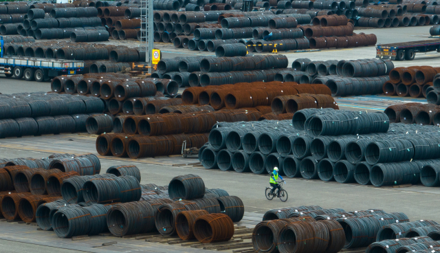 미국의 고율 관세부과와 글로벌 공급과잉, 내수침체 등 복합적 위기로 포항 경제가 휘청이고 있다. 포항시 남구의 한 철강물류센터에 철강제품이 쌓여 있다. 김영진 기자 kyjmaeil@imaeil.com