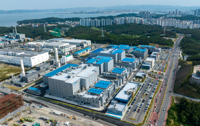 포항 영일만 일반산업단지 내 2차전지 특화단지 너머로 포항 시내와 포스코가 보인다. 김영진 기자 kyjmaeil@imaeil.com