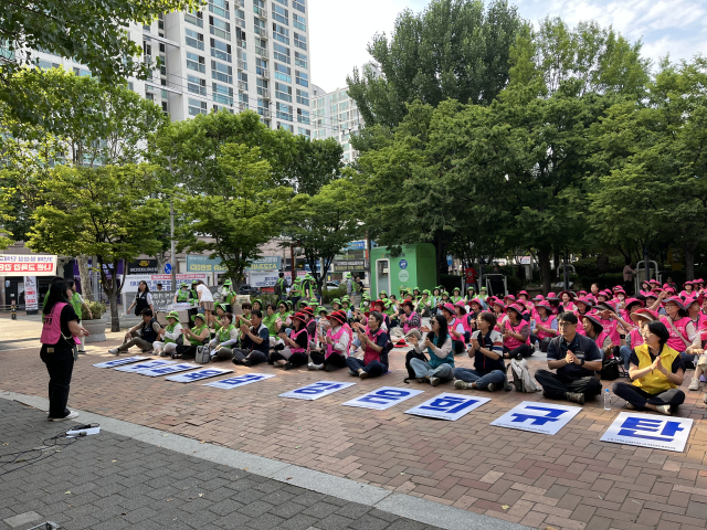 대구학교비정규직연대회의는 10일 오후 대구시교육청 앞에서 