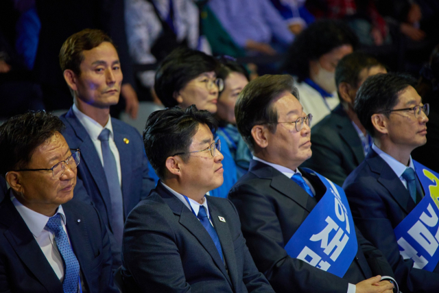 지난 4월 열린 더불어민주당 대선 경선 경북 지역 전당대회에서 연설을 듣고 있는 이재명 대통령과 이영수 경북도당 위원장(왼쪽에서 두 번째). 이영수 경북도당 위원장 SNS 갈무리.