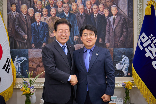이재명 대통령이 지난 4월 대선 경선 출마를 위해 더불어민주당 대표에서 사퇴하면서 지도부였던 이영수 경북도당 위원장(전국정당추진특별위원장·제2조직부총장)과 함께 기념 촬영을 하고 있다. 이영수 경북도당 위원장 SNS 갈무리.