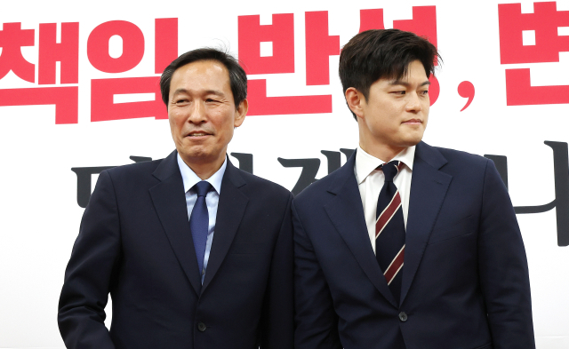 국민의힘 김용태 비상대책위원장(오른쪽)과 대통령실 우상호 정무수석이 10일 국회에서 만나 인사한 뒤 돌아서고 있다. 연합뉴스