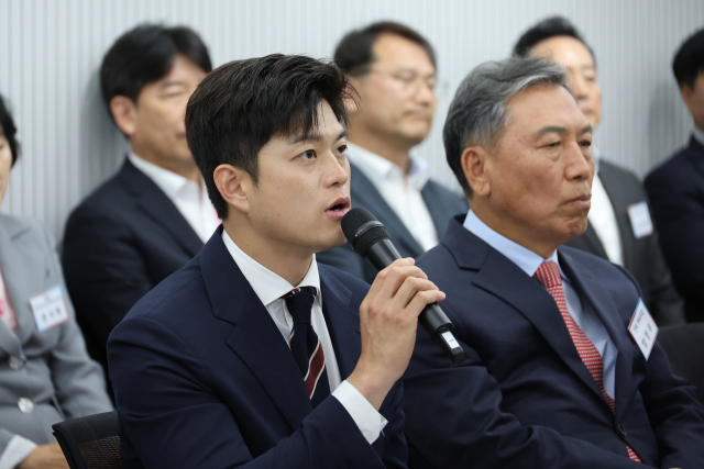 국민의힘 김용태 비상대책위원장이 10일 서울 여의도 중앙당사에서 열린 비상대책위원장 주재 원외당협위원장 간담회에서 발언하고 있다. 연합뉴스