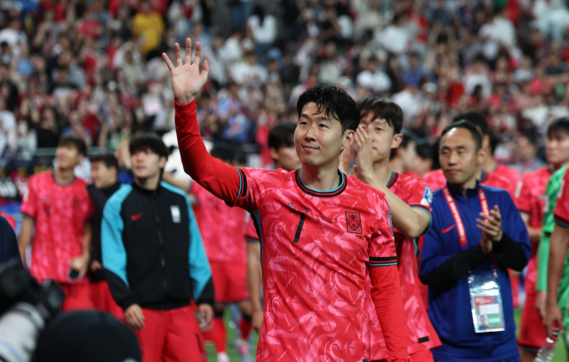 10일 서울월드컵경기장에서 열린 2026 북중미 월드컵 아시아 3차 예선 최종전 한국과 쿠웨이트의 경기. 11회 연속 월드컵 본선 진출에 성공한 한국 대표팀의 주장 손흥민이 그라운드를 돌며 팬들에게 인사하고 있다. 연합뉴스