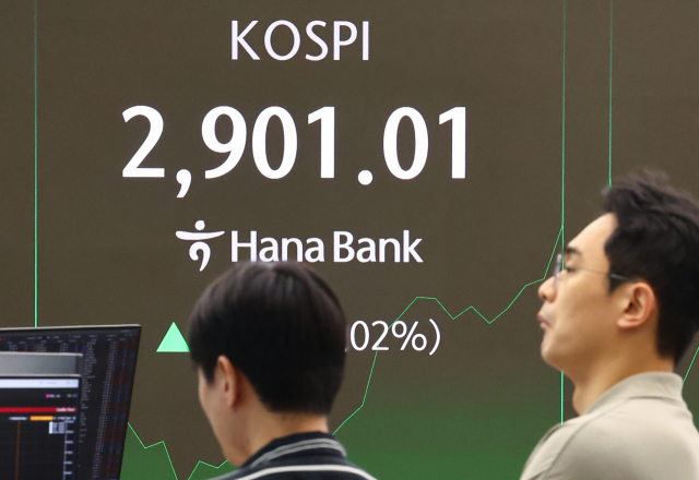 11일 오전 서울 중구 하나은행 본점 딜링룸 현황판에 코스피가 표시돼 있다. 이날 코스피는 전장보다 15.47p 오른 2,887.32로 출발해 장중 2,900선을 돌파하기도 했다. 연합뉴스