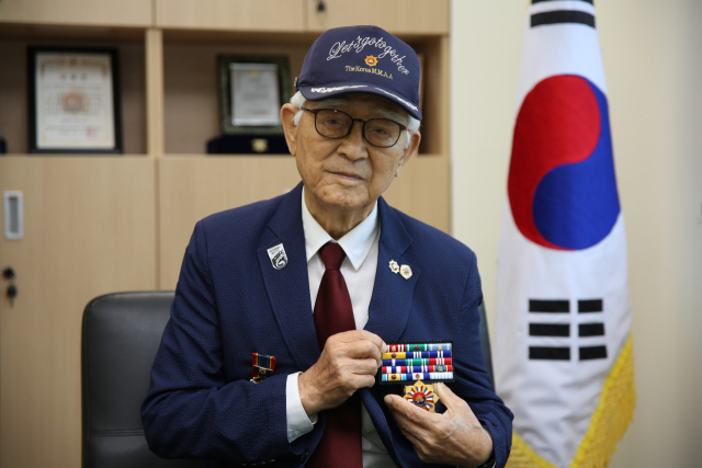 9일 대구 북구보훈회관에서 만난 김춘원 옹이 무공훈장과 약장을 들어 보이며 6·25전쟁 당시 이야기를 들려주고 있다. 김도훈 기자