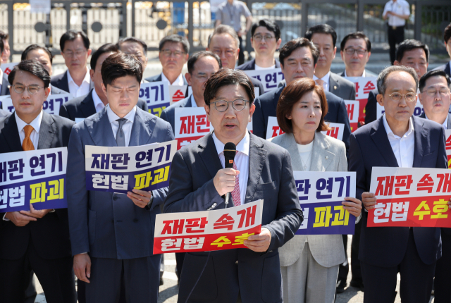 국민의힘 권성동 원내대표가 11일 이재명 대통령의 공직선거법 위반 사건의 파기환송심을 사실상 무기한 연기한 서울고등법원 앞에서 열린 현장 의원총회에 참석, 발언하고 있다. 연합뉴스