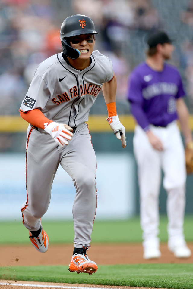 샌프란시스코 자이언츠의 이정후가 11일 미국 콜로라도주 덴버 쿠어스 필드에서 열린 MLB 콜로라도 로키스와의 경기 1회초 3루타로 출루한 뒤 후속 타자의 희생 플라이 때 홈으로 들어오고 있다. 연합뉴스