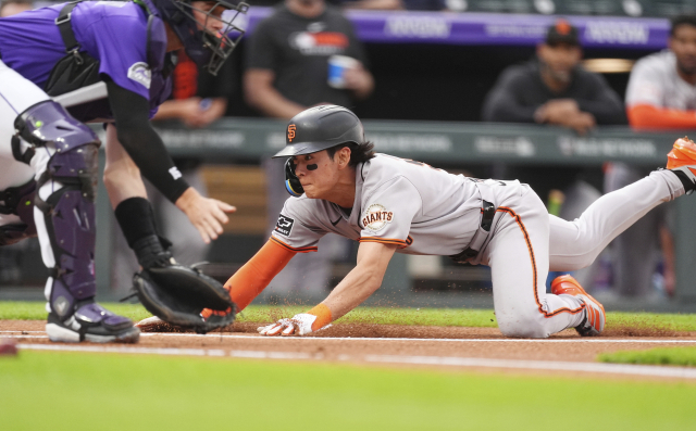 샌프란시스코 자이언츠의 이정후가 11일 미국 콜로라도주 덴버 쿠어스 필드에서 열린 MLB 콜로라도 로키스와의 경기 1회초 3루타로 출루한 뒤 후속 타자의 희생 플라이 때 홈으로 파고들고 있다. 연합뉴스