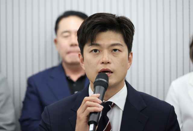 국민의힘 김용태 비상대책위원장이 10일 서울 여의도 중앙당사에서 열린 비상대책위원장 주재 원외당협위원장 간담회에서 발언하고 있다. 연합뉴스