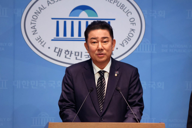 더불어민주당 김병기 의원이 5일 서울 여의도 국회 소통관에서 원내대표 출마를 선언하고 있다. 연합뉴스