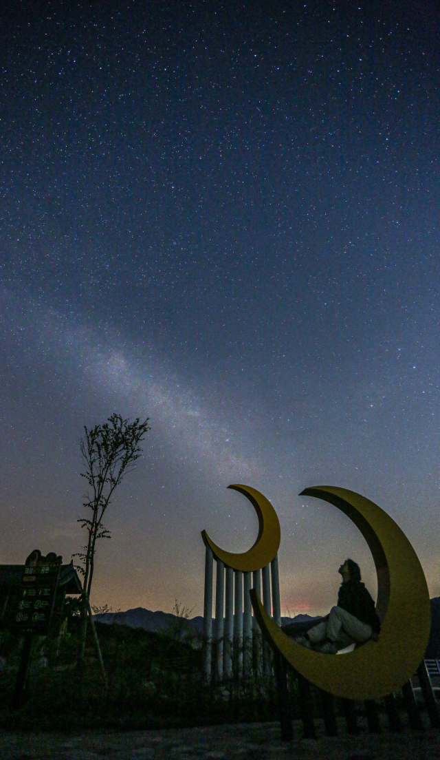 지난달 31일 밤 경북 의성군 달빛공원 위로 은하수가 펼쳐져 있다. 김도훈 기자