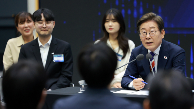 이재명 대통령이 11일 서울 영등포구 한국거래소에서 열린 주식시장 불공정거래 근절을 위한 현장 간담회에서 참석자 질문에 답하고 있다. 연합뉴스