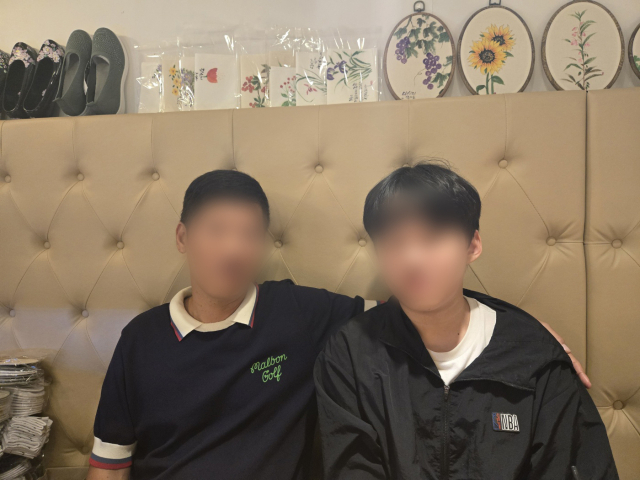 지난달 16일 대구 한 카페에서 만난 최우민(16·가명) 군과 아버지 영식(가명) 씨. 우민 군은 한 달에 한 번 학교에서