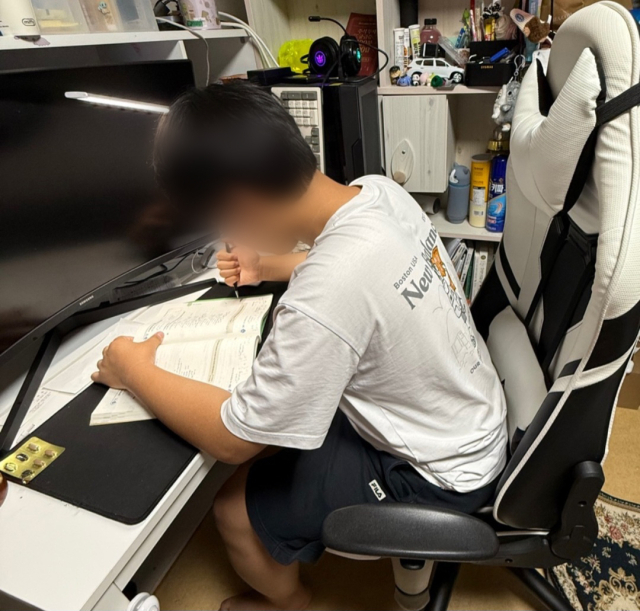 지난 10일 우민 군이 집에서 공부하는 모습. 우민 군은 최근 공부에 흥미를 붙이기 시작했다. 20점대에 머물던 중간고사 수학 점수가 어느새 1년도 안 돼 90점까지 올랐다. 아버지 영석 씨 제공