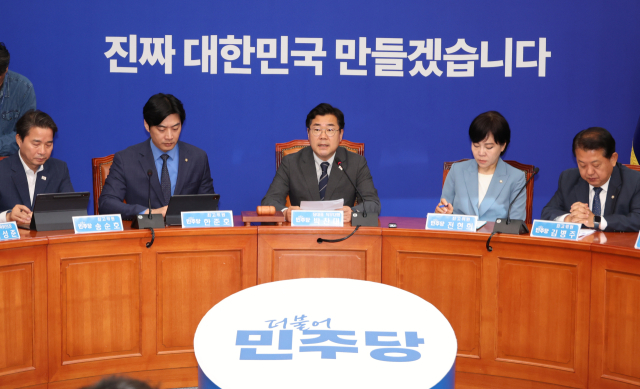 박찬대 더불어민주당 대표 직무대행 겸 원내대표가 11일 서울 여의도 국회에서 열린 최고위원회의에서 발언하고 있다. 연합뉴스