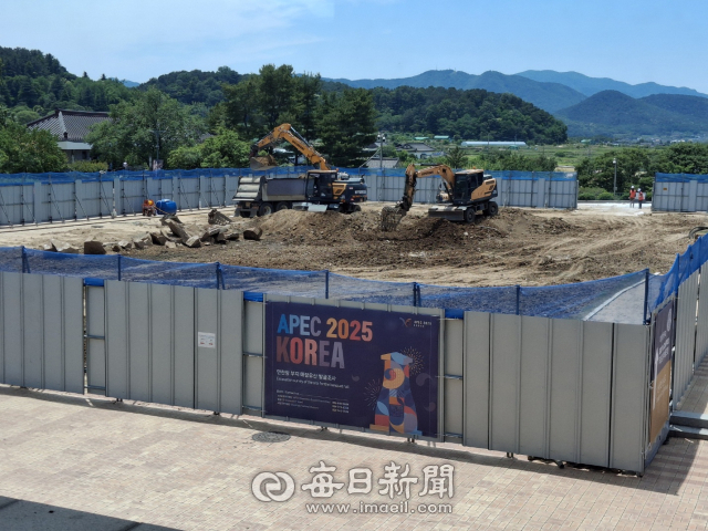 2025 APEC 정상회의 만찬장으로 사용할 국립경주박물관 앞 마당에 11일 중장비가 동원돼 터파기 공사를 진행하고 있다. 김진만 기자