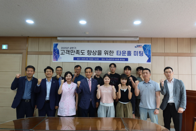 한국폴리텍대학 구미캠퍼스 구성원들이 지난 10일 타운홀 미팅을 개최한 뒤 기념촬영을 하고 있다. 한국폴리텍대학 구미캠퍼스 제공