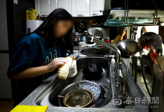 지난 10일 대구의 한 가정집에서 은혜(11·가명)양이 설거지를 하고 있다. 안성완 기자 asw0727@imaeil.com