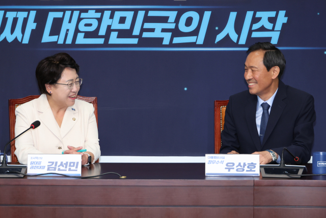 조국혁신당 김선민 당대표 권행대행이 11일 서울 여의도 국회를 찾은 우상호 대통령실 정무수석을 접견하고 있다. 연합뉴스