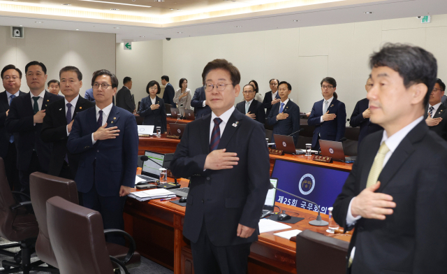 이재명 대통령이 10일 서울 용산 대통령실에서 열린 국무회의에서 국기에 경례하고 있다. 연합뉴스