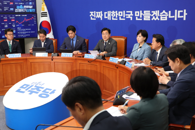 더불어민주당 박찬대 대표 직무대행 겸 원내대표가 11일 서울 여의도 국회에서 열린 최고위원회의에서 발언하고 있다. 연합뉴스