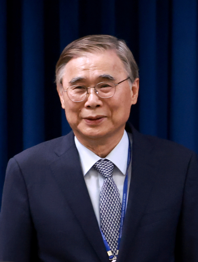 4일 서울 용산 대통령실 청사에서 열린 이재명 정부 첫 인사브리핑에서 이종석 신임 국가정보원장 후보자가 소개되고 있다. 연합뉴스