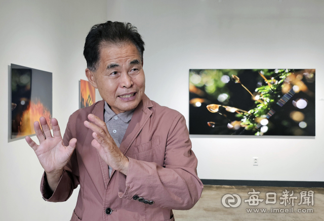대구 봉산문화거리에 갤러리 제이아이(JI)를 열고 사진작가로 인생 3막에 도전하는 최봉영 대표. 김태형 기자 thk@imaeil.com