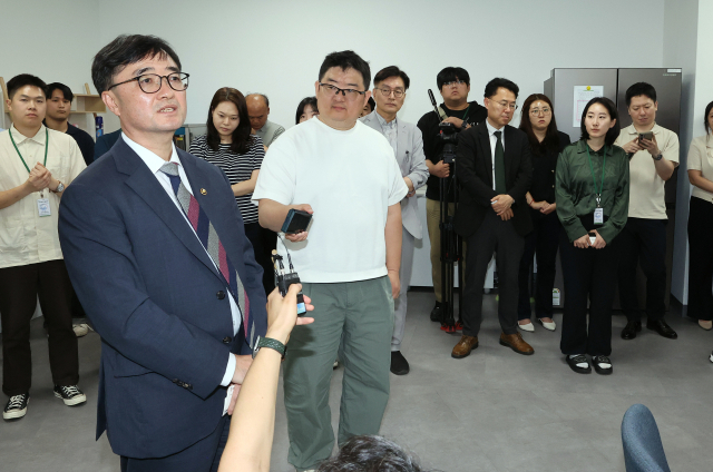 임기근 신임 기획재정부 2차관이 11일 정부세종청사 기획재정부 기자실을 찾아 출입 기자들과 얘기를 나누고 있다. 연합뉴스