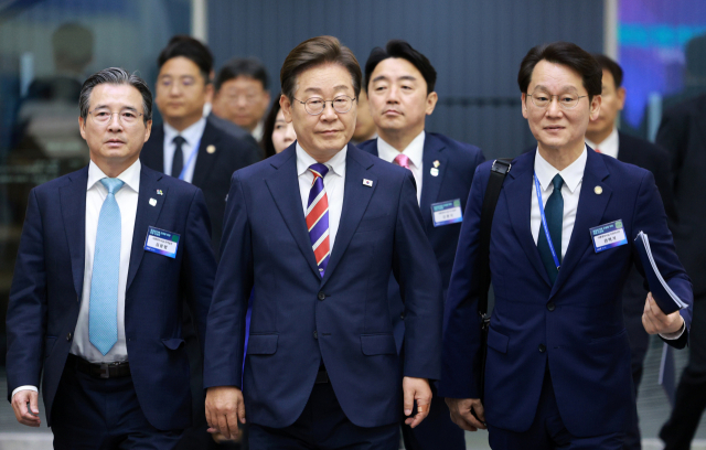 이재명 대통령이 11일 서울 영등포구 한국거래소에서 열린 주식시장 불공정거래 근절을 위한 현장 간담회에 입장하고 있다. 연합뉴스