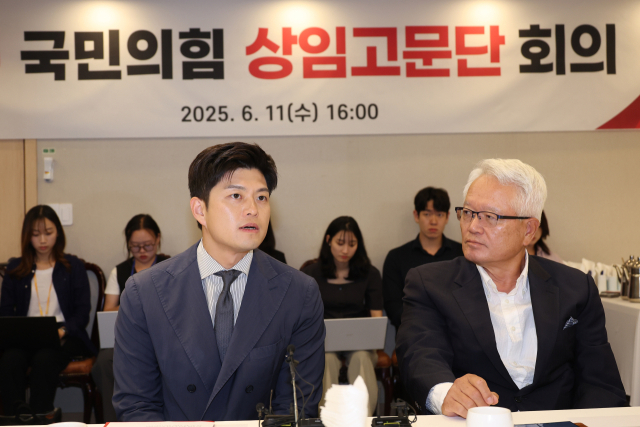 국민의힘 김용태 비상대책위원장이 11일 서울 여의도 한 식당에서 열린 당 상임고문단과의 회의에 참석해 고문단 회장인 정의화 전 국회의장과 대화하고 있다. 연합뉴스