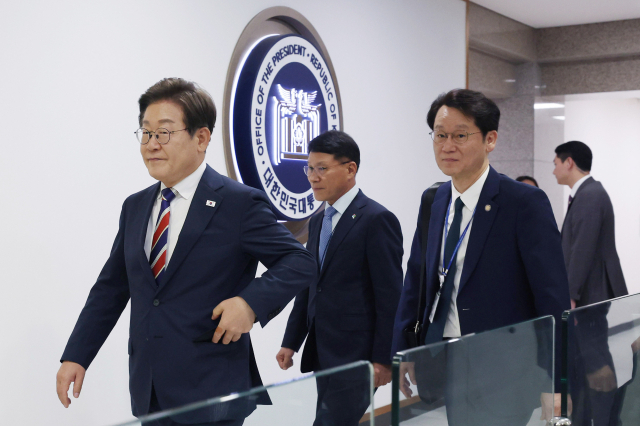 이재명 대통령이 11일 서울 용산 대통령실 기자식당에서 출입기자들과 점심식사 후 이동하고 있다. 연합뉴스