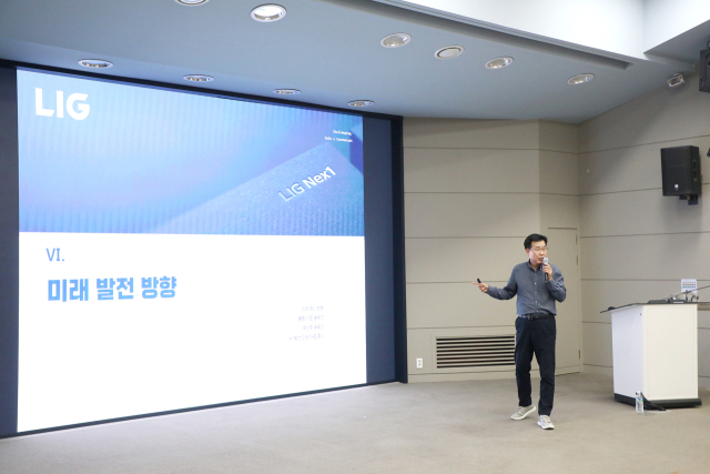 LIG넥스원 이건혁 생산부문장이 영남이공대 학생들에게 특강을 진행하고 있다. 영남이공대 제공