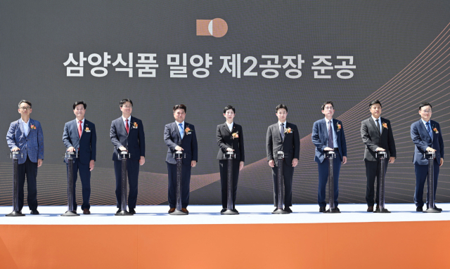 삼양식품 김정수 부회장(사진 가운데)와 김동찬 삼양식품 대표이사(사진 오른쪽에서 네번째), 안병구 밀양시장(사진 왼쪽에서 두번째) 모습.