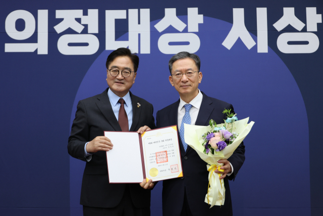 더불어민주당 정성호 의원이 11일 서울 여의도 국회에서 열린 제5회 대한민국 국회 의정대상 시상식에서 우원식 국회의장으로부터 우수입법의원 부문 의정대상을 받고 있다. 연합뉴스