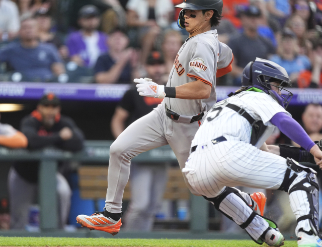 샌프란시스코 자이언츠의 이정후가 12일 미국 콜로라도주 덴버의 쿠어스 필드에서 열린 MLB 콜로라도 로키스와의 경기 3회초 윌리 아다메스의 희생 플라이 때 홈으로 쇄도, 세이프되고 있다. 연합뉴스
