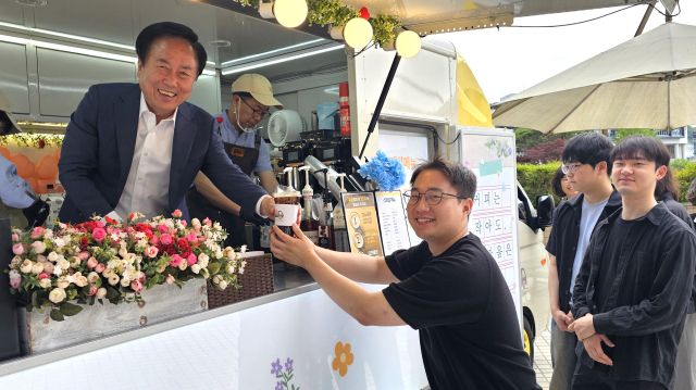 권기창 시장이 12일 직원 정례조례를 끝마친 후 미리 준비한 커피 차에 올라 직원들에게 일일이 커피를 전하며 고마움을 표시했다. 권기창 시장이 지난해 10월에 입사한 강남동사무소 권기창 직원에게 커피를 전하며 활짝 웃고 있다. 엄재진 기자