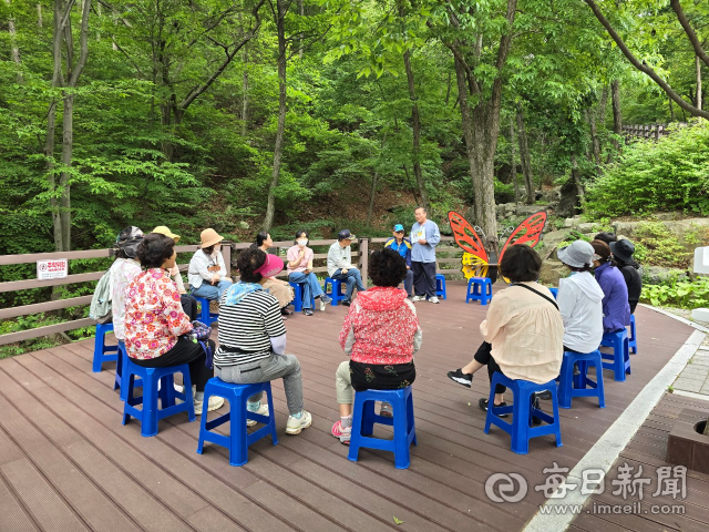 포항 지진 이후 고위험도 정신적 장애 증상을 나타내고 있는 주민들이 포항트라우마센터 숲치유 프로그램에 참여해 서로의 경험담을 털어놓고 있다. 포항트라우마센터 제공
