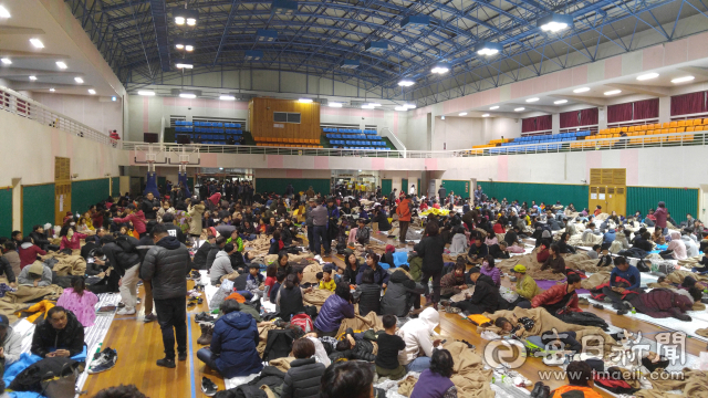 지난 2017년 11월 15일 포항시 북구 흥해읍에서 지진이 발생하자 주민들이 임시대피소인 흥해실내체육관 강당에 가득 들어서 있다. 이곳은 지난 2021년 10월 19일 마지막 주민이 퇴소할 때까지 무려 4년이나 이재민들의 쉼터로 활용됐다. 매일신문DB
