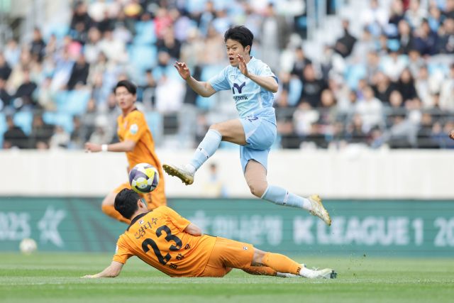 지난 5월 3일 경기에서 대구FC 장성원 선수(오른쪽)와 제주SK FC 임창우 선수의 태클을 피하고 있다. 한국프로축구연맹 제공