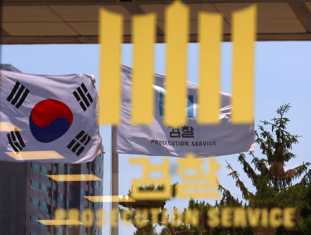 사법개혁과 검찰개혁을 주요 공약으로 내세운 이재명 대통령이 4일 임기를 시작함에 따라 사법부는 물론 수사기관에 큰 변화가 예상된다. 대법관수를 14명에서 30명으로 늘리는 내용의 법원조직법 개정안은 4일 국회 법사위 법안심사소위원회를 통과한 상태다. 문재인 전 대통령 임기 때 미완으로 끝난 