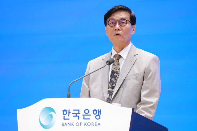 이창용 한국은행 총재가 12일 서울 중구 한국은행에서 열린 한국은행 창립 제75주년 기념식에서 기념사를 하고 있다. 연합뉴스
