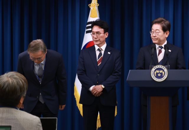 이재명 대통령이 4일 서울 용산 대통령실 청사에서 열린 새 정부 첫 인사 발표에서 이종석 국가정보원장 후보자를 소개하고 있다. 연합뉴스