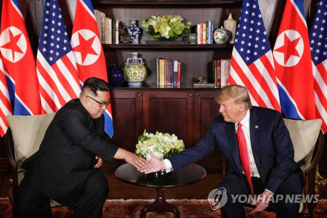 2018년 6월 12일 싱가포르에서 첫 만남을 가진 김정은 국무위원장과 트럼프 대통령. 연합뉴스